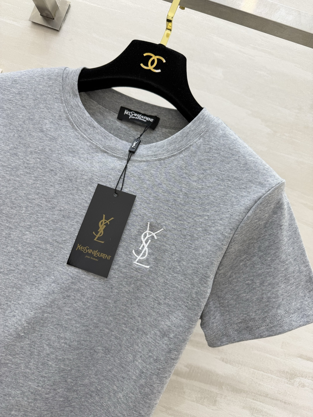 YSL²⁶经典小标刺绣🪡T恤白/灰/黑三色齐发✨基础款才是衣柜里的常青树简约不简单，单穿内搭都封神日常通