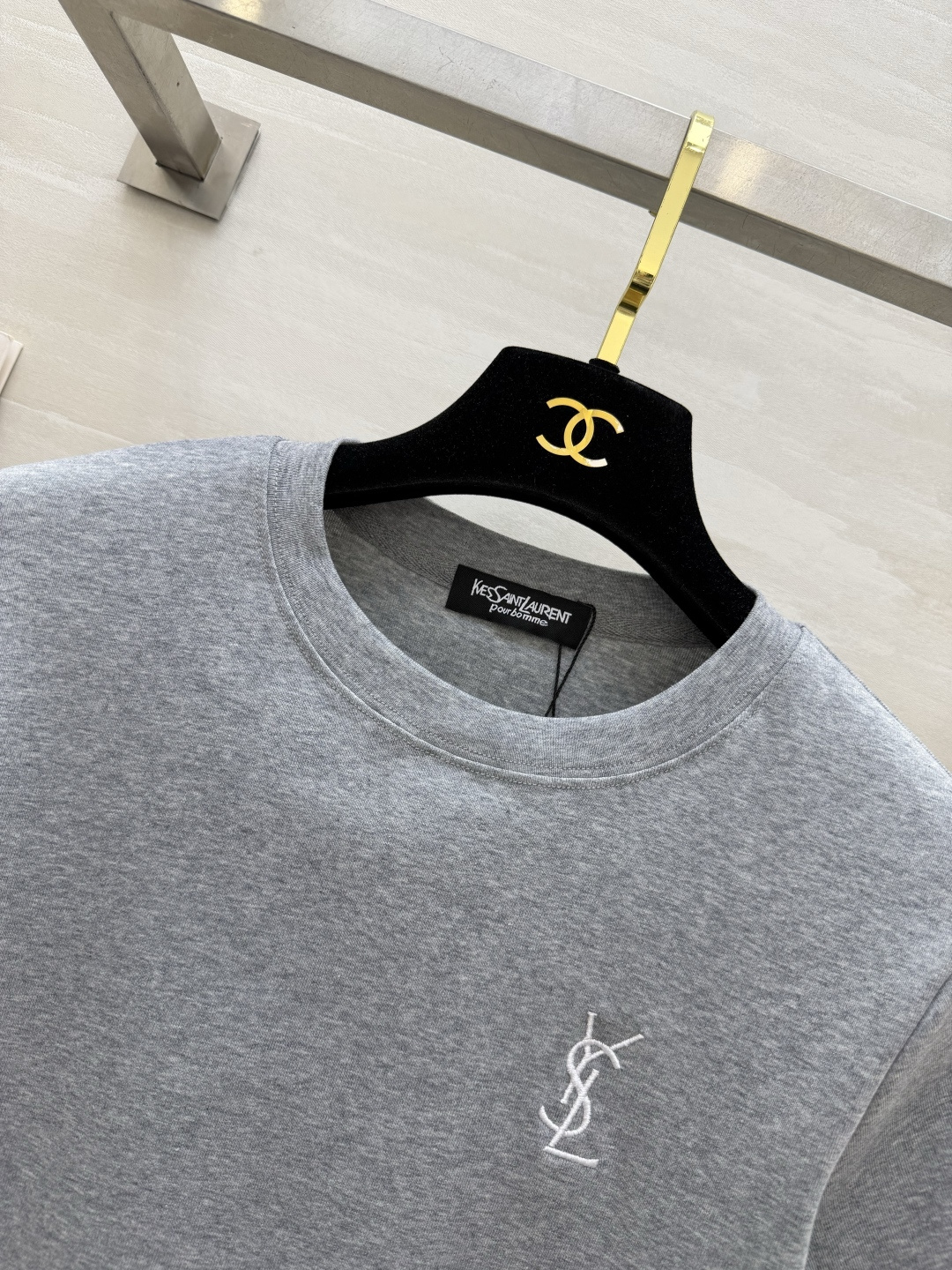 YSL²⁶经典小标刺绣🪡T恤白/灰/黑三色齐发✨基础款才是衣柜里的常青树简约不简单，单穿内搭都封神日常通