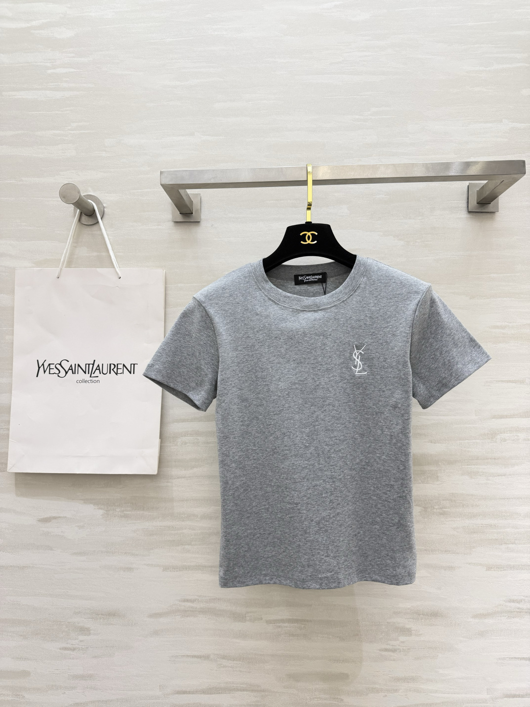 YSL²⁶经典小标刺绣🪡T恤白/灰/黑三色齐发✨基础款才是衣柜里的常青树简约不简单，单穿内搭都封神日常通