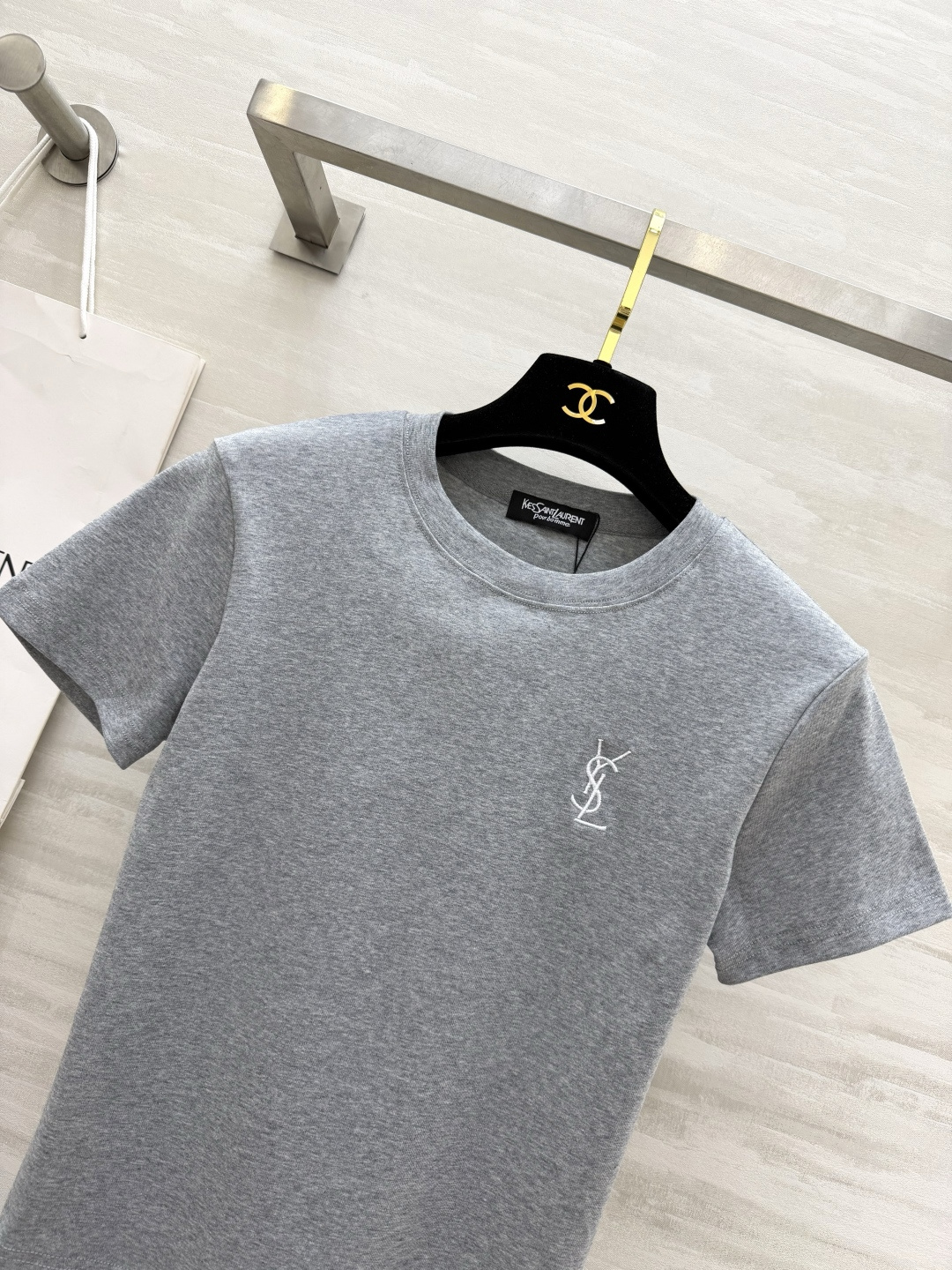 YSL²⁶经典小标刺绣🪡T恤白/灰/黑三色齐发✨基础款才是衣柜里的常青树简约不简单，单穿内搭都封神日常通