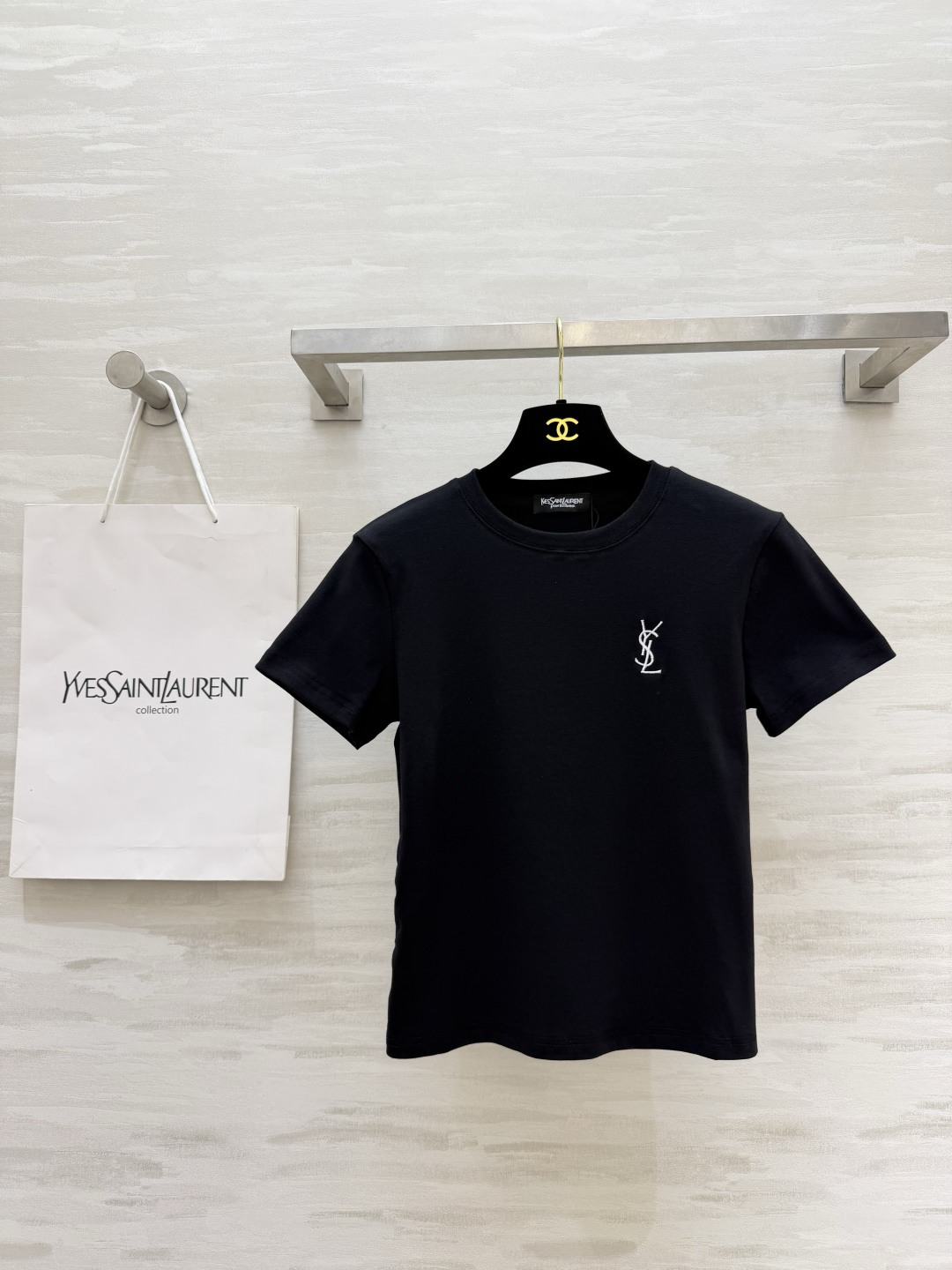 YSL²⁶经典小标刺绣🪡T恤白/灰/黑三色齐发✨基础款才是衣柜里的常青树简约不简单，单穿内搭都封神日常通