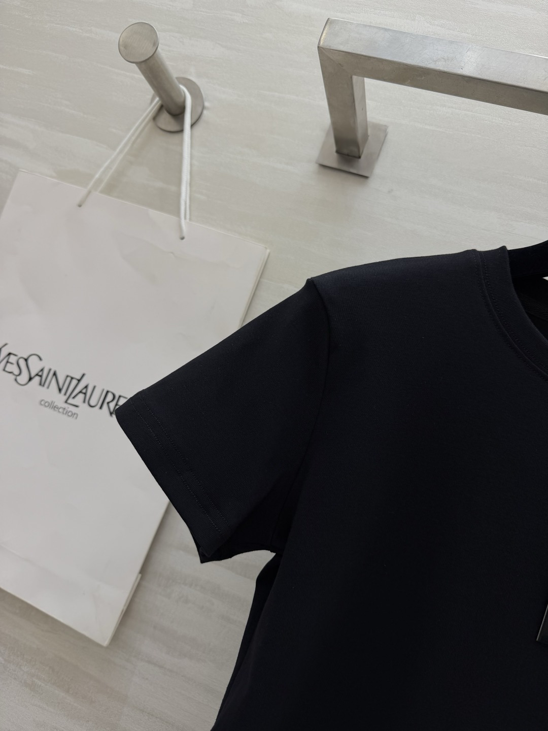 YSL²⁶经典小标刺绣🪡T恤白/灰/黑三色齐发✨基础款才是衣柜里的常青树简约不简单，单穿内搭都封神日常通