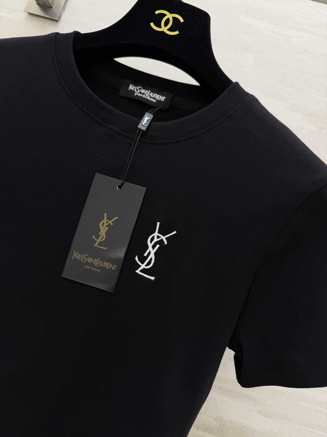 YSL²⁶经典小标刺绣🪡T恤白/灰/黑三色齐发✨基础款才是衣柜里的常青树简约不简单，单穿内搭都封神日常通