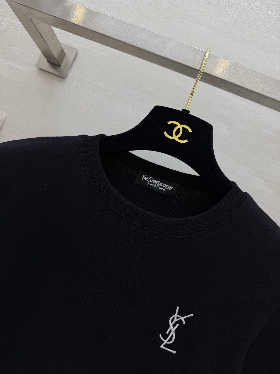 YSL²⁶经典小标刺绣🪡T恤白/灰/黑三色齐发✨基础款才是衣柜里的常青树简约不简单，单穿内搭都封神日常通