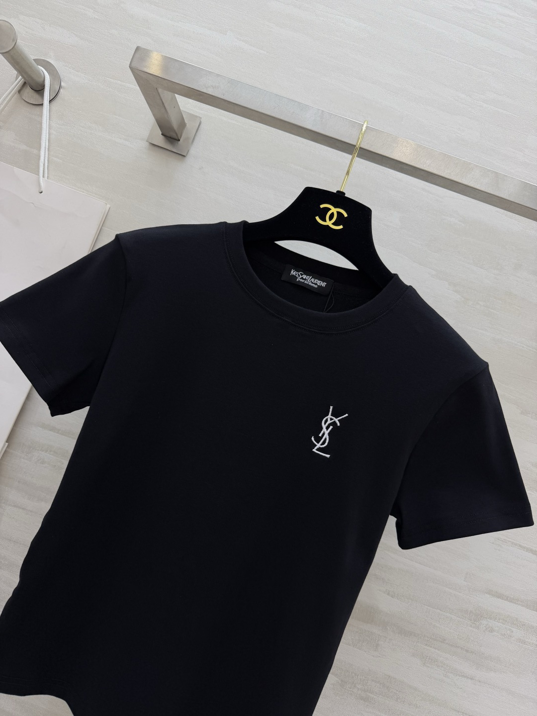 YSL²⁶经典小标刺绣🪡T恤白/灰/黑三色齐发✨基础款才是衣柜里的常青树简约不简单，单穿内搭都封神日常通