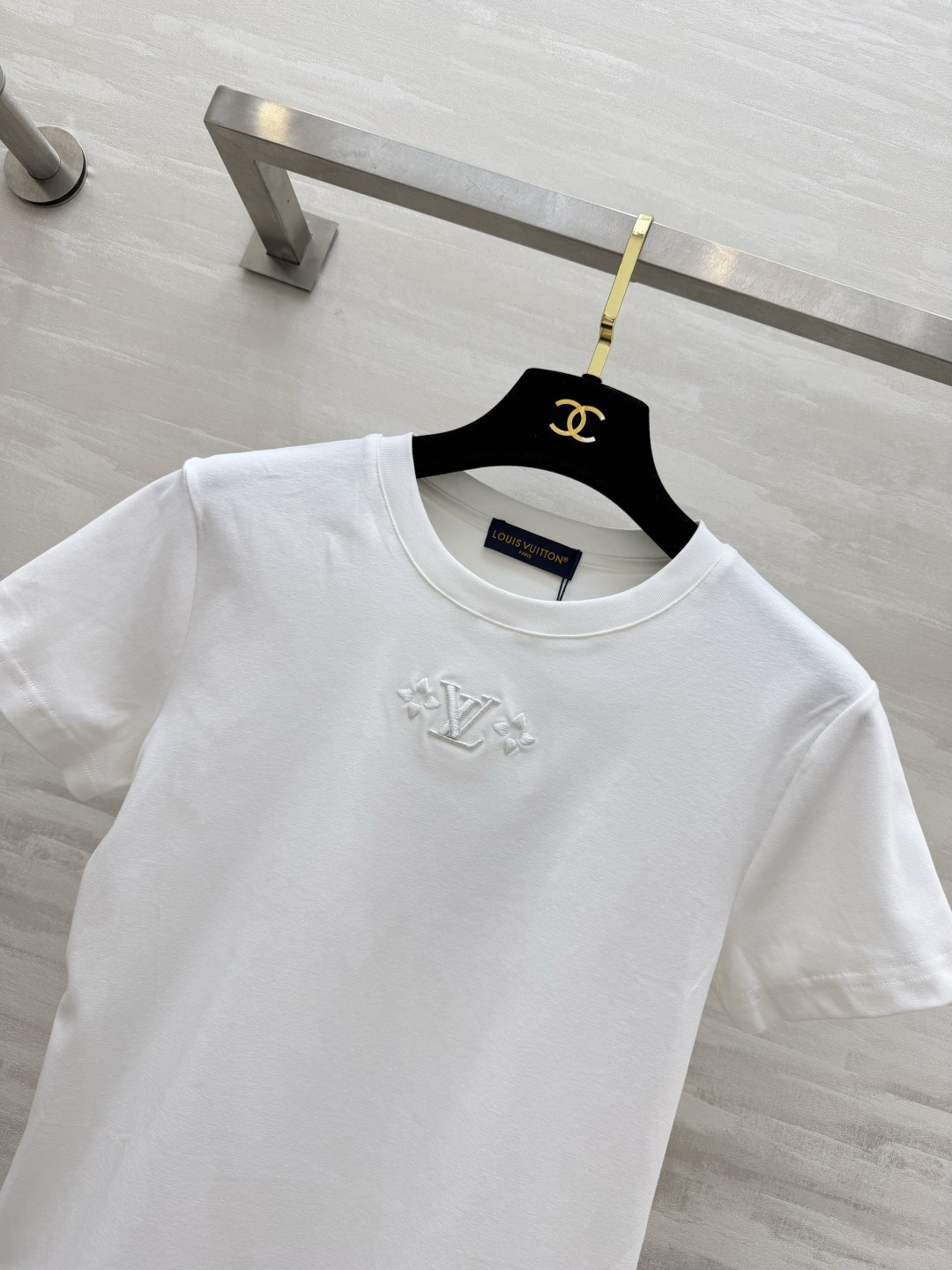 Lvvv²⁶ss经典刺绣老花T恤黑白两色，高级感直接拉满✨立体刺绣logo低调又显贵软糯亲肤的面料，上身
