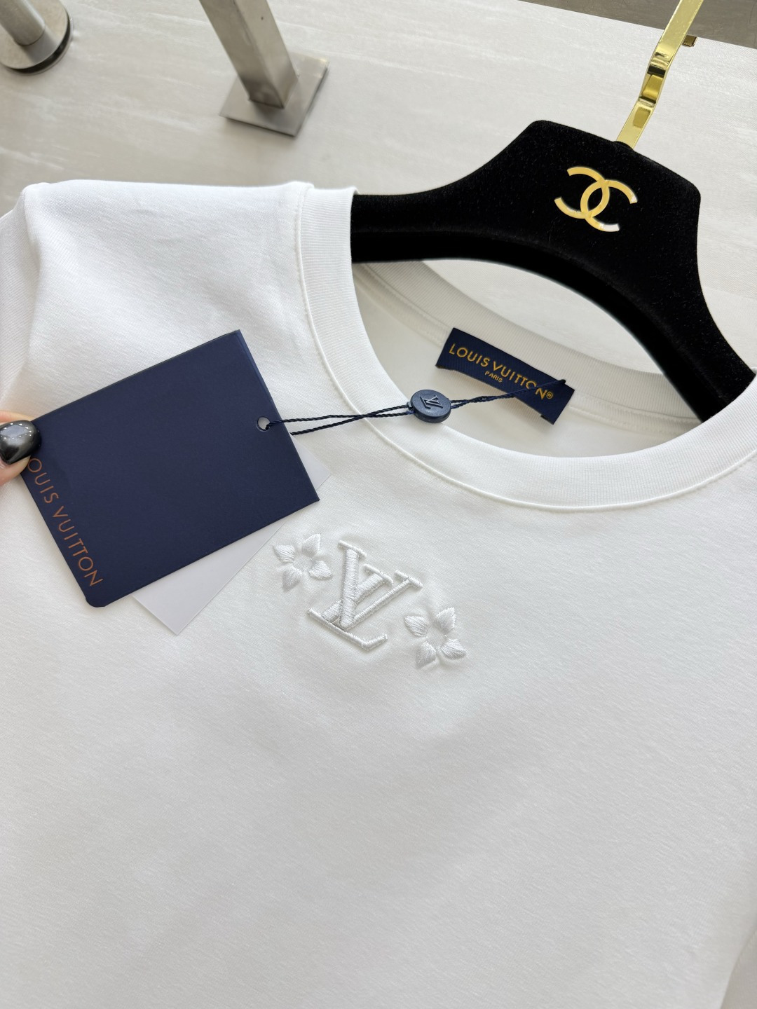 Lvvv²⁶ss经典刺绣老花T恤黑白两色，高级感直接拉满✨立体刺绣logo低调又显贵软糯亲肤的面料，上身