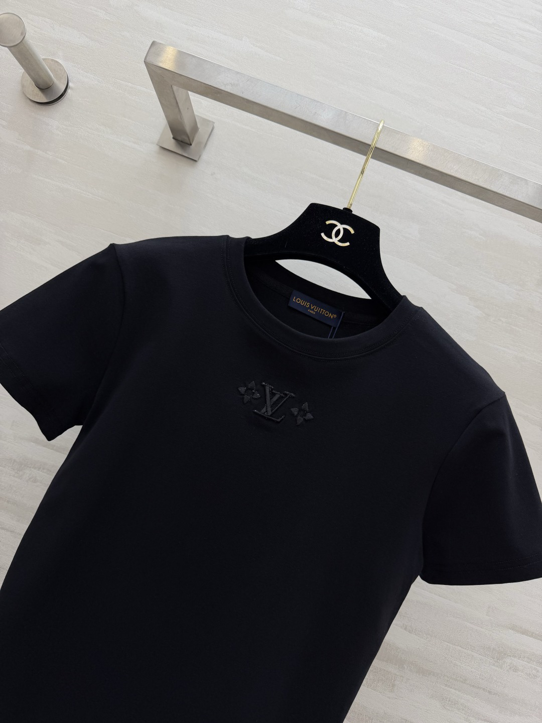 Lvvv²⁶ss经典刺绣老花T恤黑白两色，高级感直接拉满✨立体刺绣logo低调又显贵软糯亲肤的面料，上身
