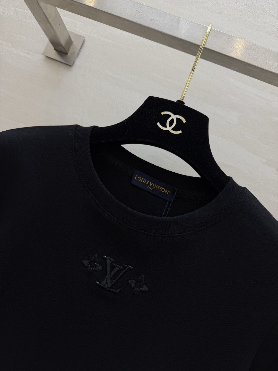 Lvvv²⁶ss经典刺绣老花T恤黑白两色，高级感直接拉满✨立体刺绣logo低调又显贵软糯亲肤的面料，上身