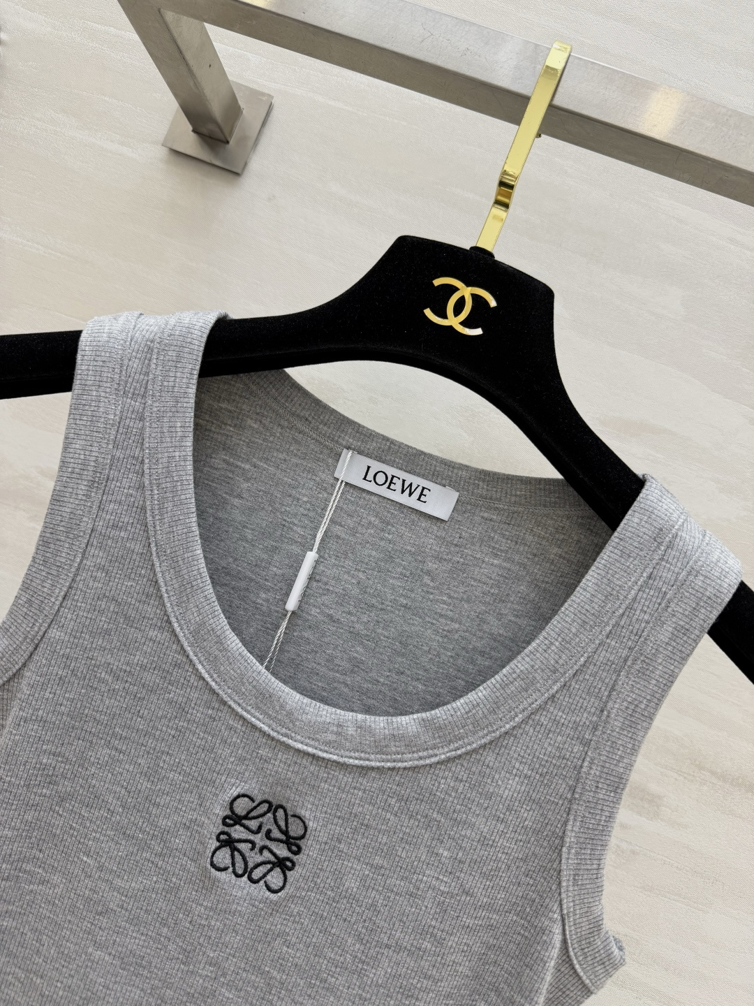 ✨Loew♡²⁶ss刺绣坑条背心 春夏穿搭的万能内搭神器 经典坑条针织面料 弹力拉满 胸口标志性Anag