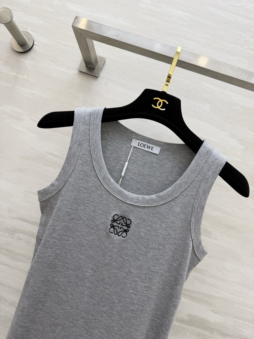 ✨Loew♡²⁶ss刺绣坑条背心 春夏穿搭的万能内搭神器 经典坑条针织面料 弹力拉满 胸口标志性Anag