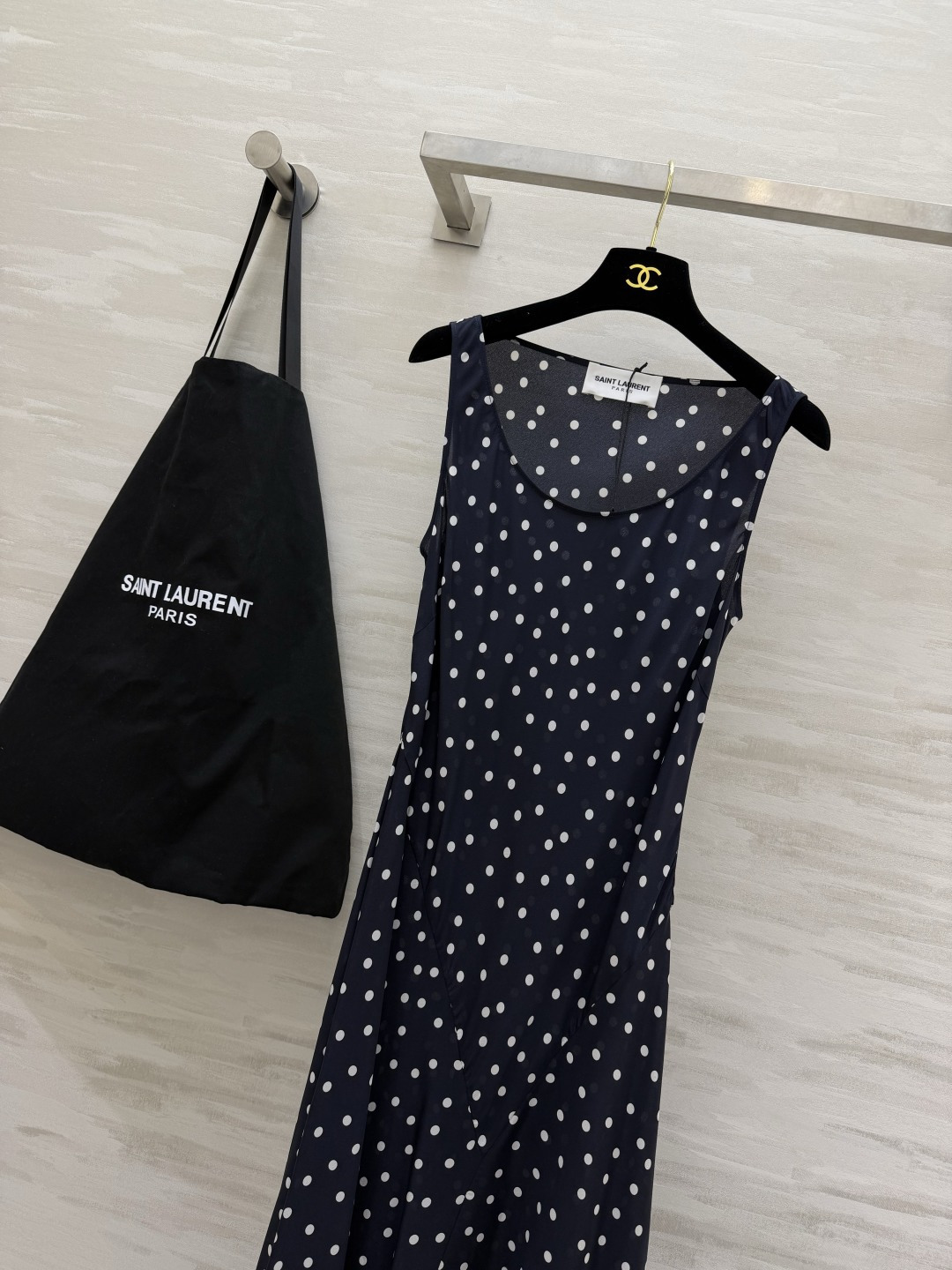 SAINT LAUREN²⁶复古风无袖真丝长裙波点/花卉两款齐发✨自带法式电影女主氛围感轻盈垂坠面料，上