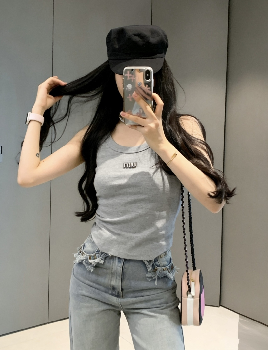 MiuMi♡²⁶ss经典小标罗纹背心白/灰/黑三色齐发✨自带千金感的万能内搭天花板高弹罗纹面料，贴身显瘦