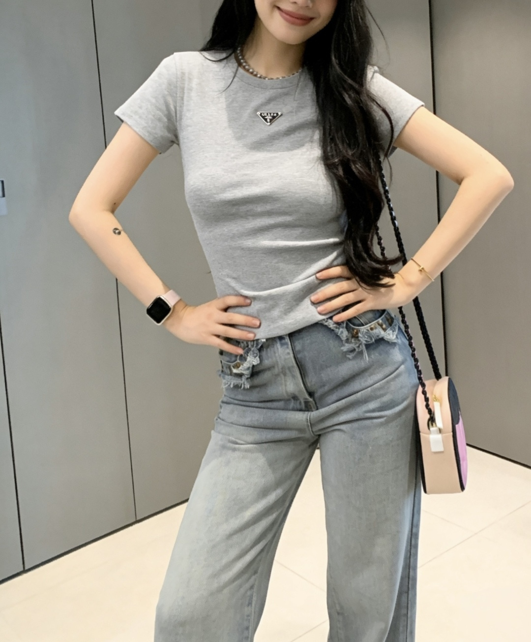 Prad♡²⁶ss经典三角标T恤白/灰/黑三色齐发✨衣橱里永不过时的高级感刚需款细腻高支棉面料，软糯亲肤