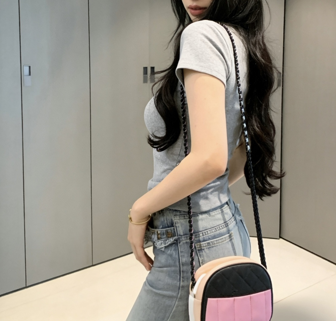 Prad♡²⁶ss经典三角标T恤白/灰/黑三色齐发✨衣橱里永不过时的高级感刚需款细腻高支棉面料，软糯亲肤