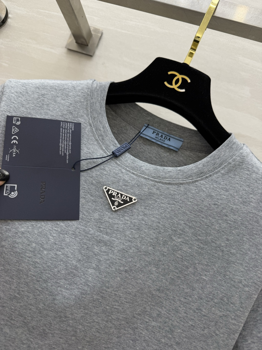 Prad♡²⁶ss经典三角标T恤白/灰/黑三色齐发✨衣橱里永不过时的高级感刚需款细腻高支棉面料，软糯亲肤