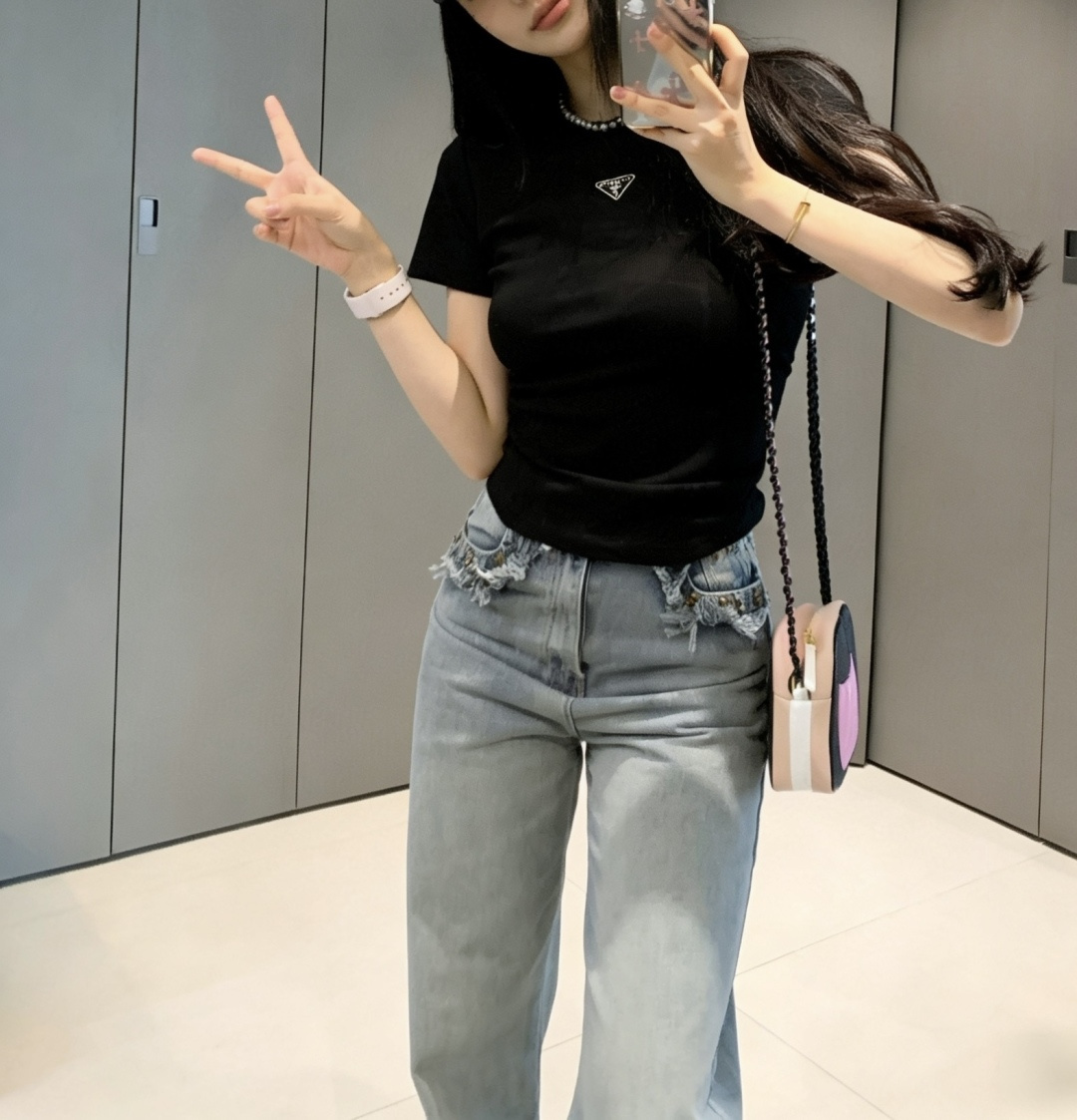Prad♡²⁶ss经典三角标T恤白/灰/黑三色齐发✨衣橱里永不过时的高级感刚需款细腻高支棉面料，软糯亲肤