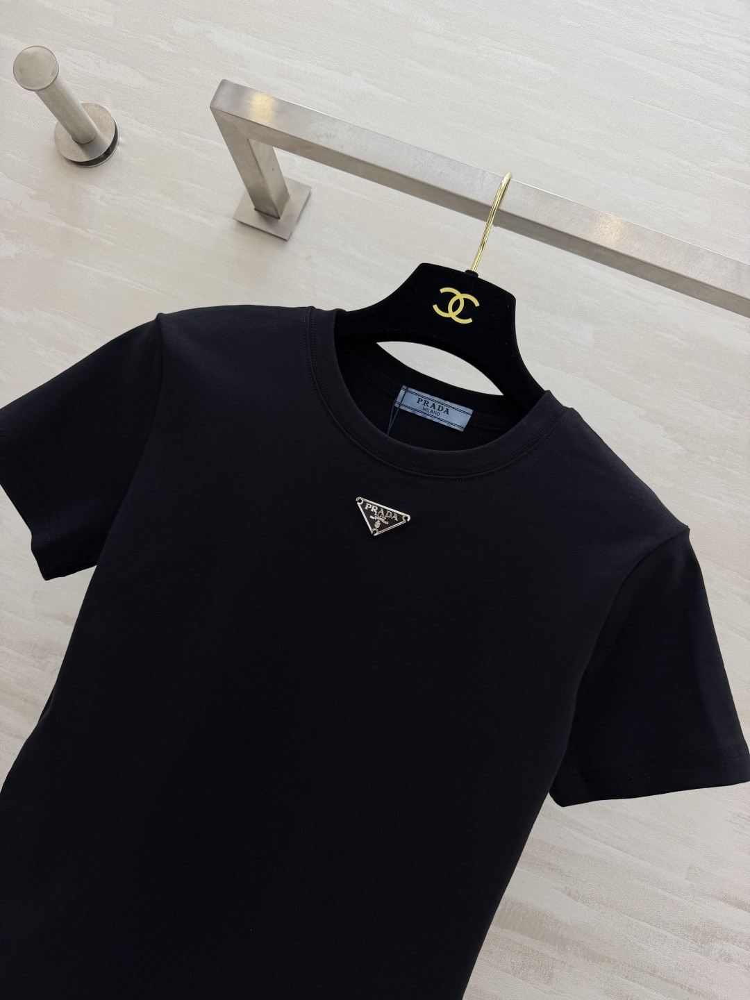 Prad♡²⁶ss经典三角标T恤白/灰/黑三色齐发✨衣橱里永不过时的高级感刚需款细腻高支棉面料，软糯亲肤