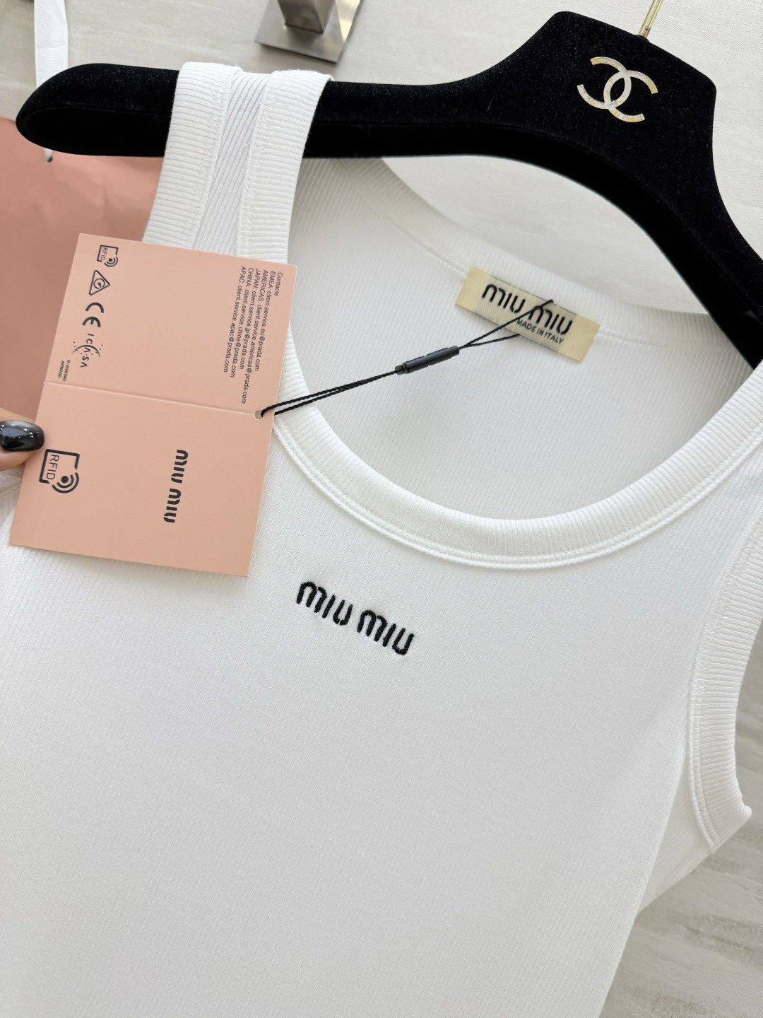 MiuMi♡²⁶经典字母标logo刺绣🪡背心白/灰/黑三色齐发✨自带千金感的万能内搭天花板高弹罗纹面料，
