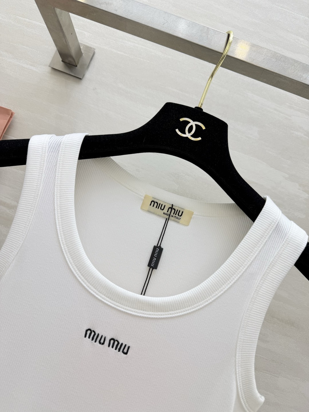 MiuMi♡²⁶经典字母标logo刺绣🪡背心白/灰/黑三色齐发✨自带千金感的万能内搭天花板高弹罗纹面料，