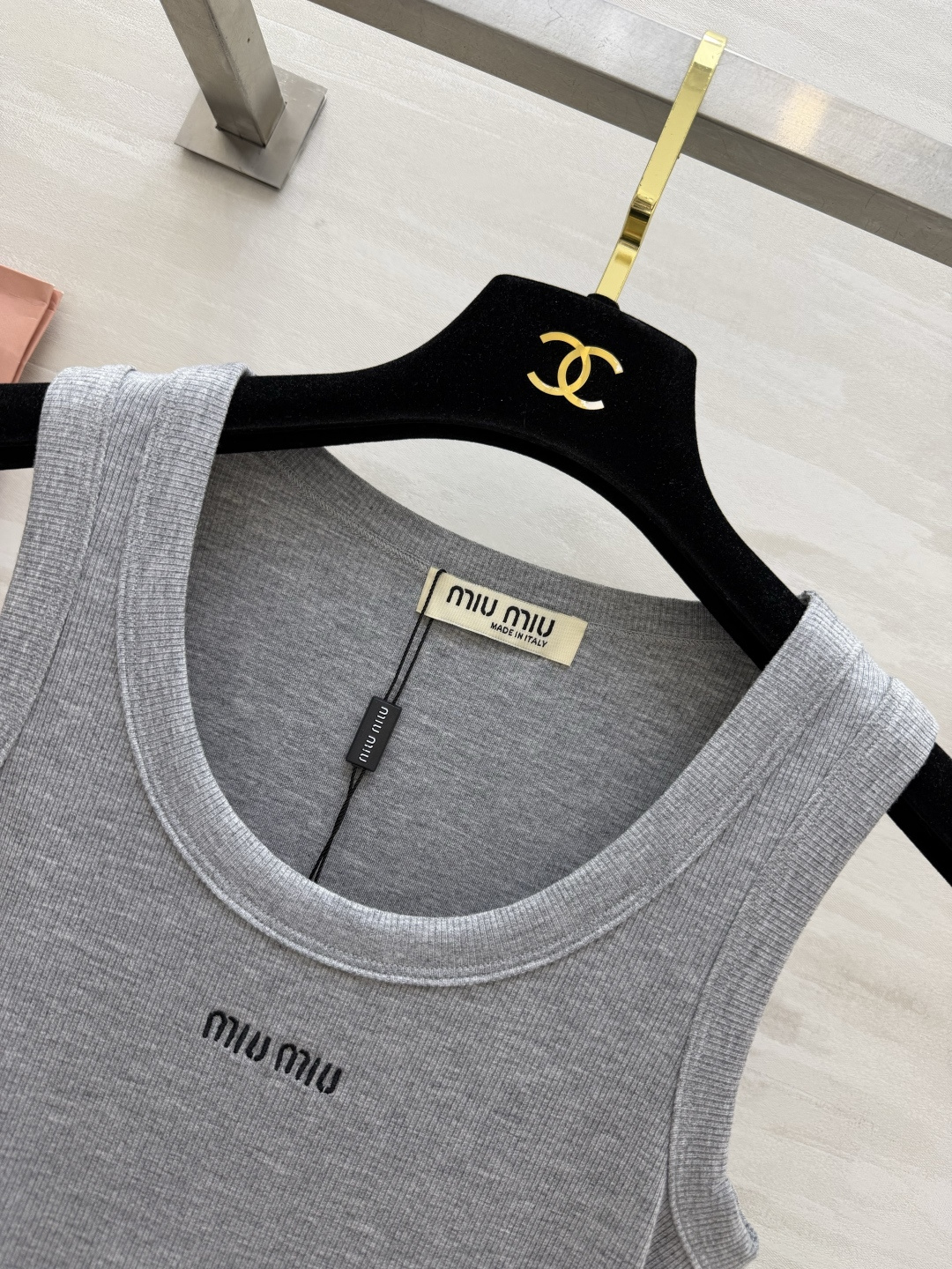 MiuMi♡²⁶经典字母标logo刺绣🪡背心白/灰/黑三色齐发✨自带千金感的万能内搭天花板高弹罗纹面料，