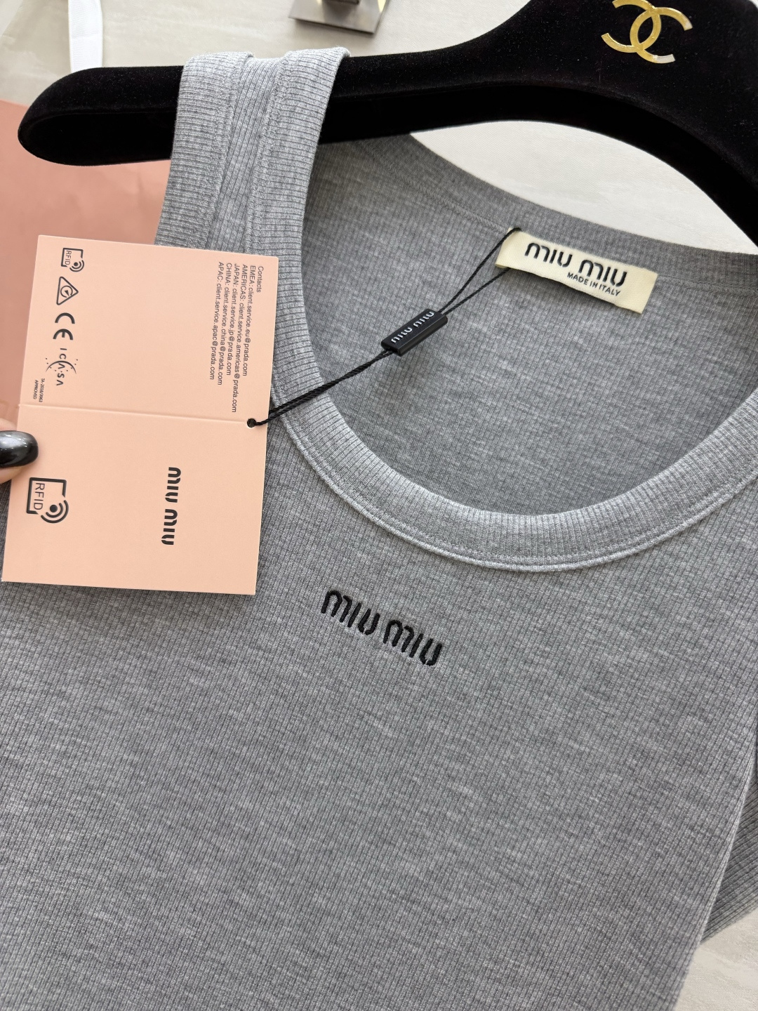 MiuMi♡²⁶经典字母标logo刺绣🪡背心白/灰/黑三色齐发✨自带千金感的万能内搭天花板高弹罗纹面料，