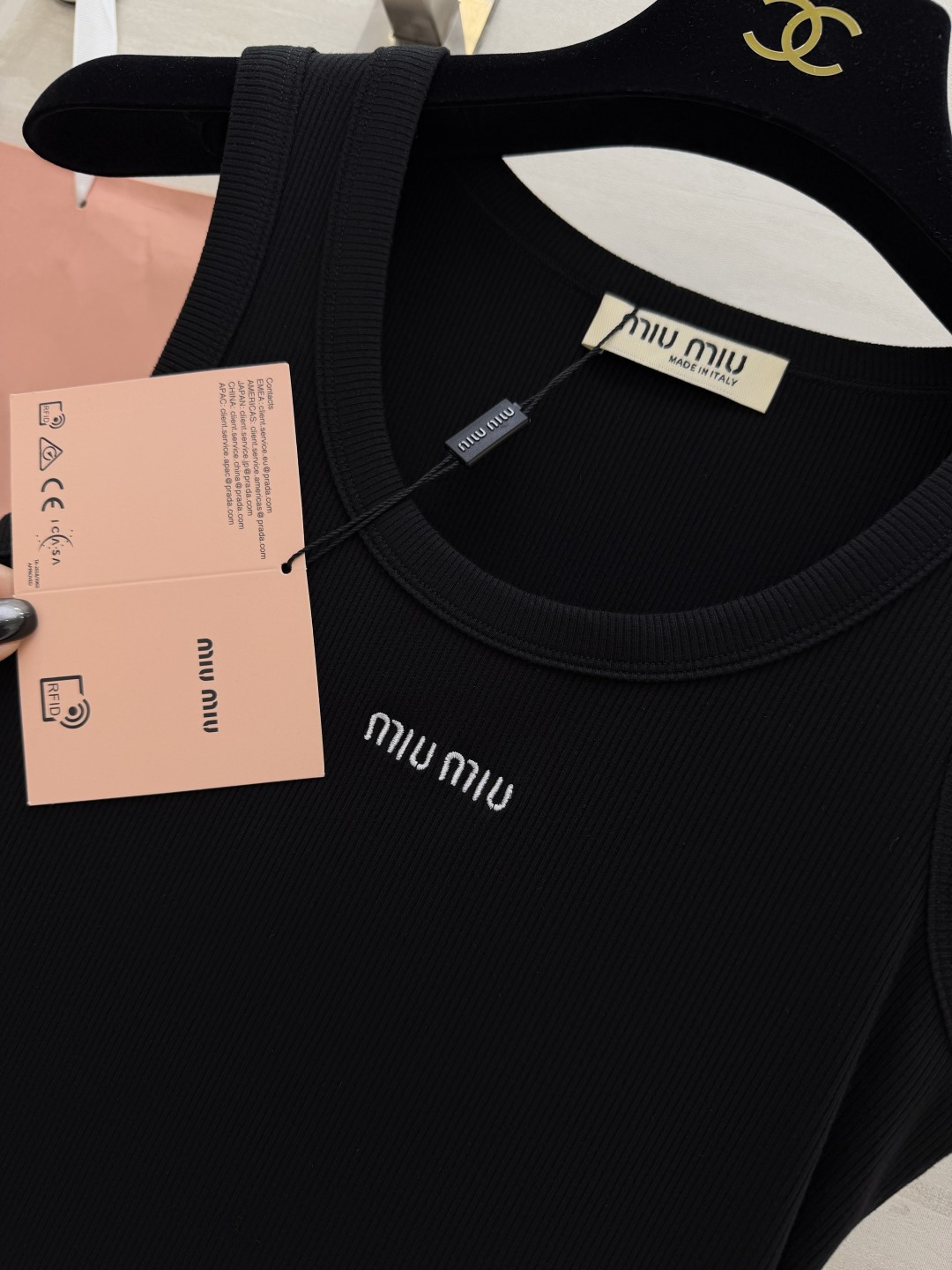 MiuMi♡²⁶经典字母标logo刺绣🪡背心白/灰/黑三色齐发✨自带千金感的万能内搭天花板高弹罗纹面料，