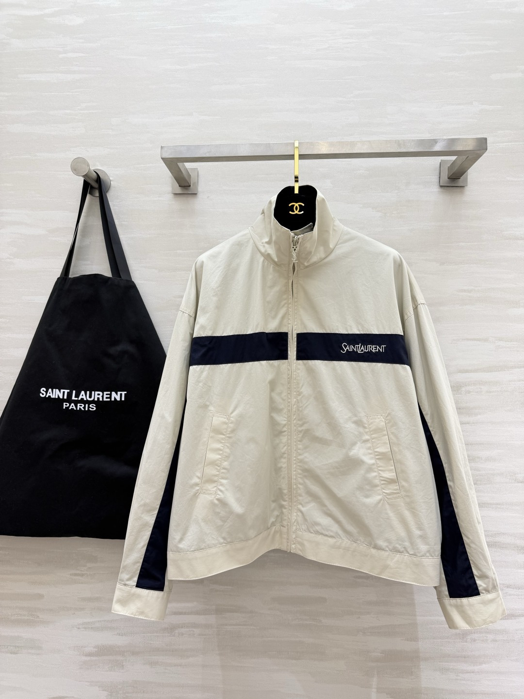 SAINT LAUREN²⁶复古运动夹克外套✨把随性松弛和大牌质感焊在身上经典撞色条纹+刺绣Logo，简