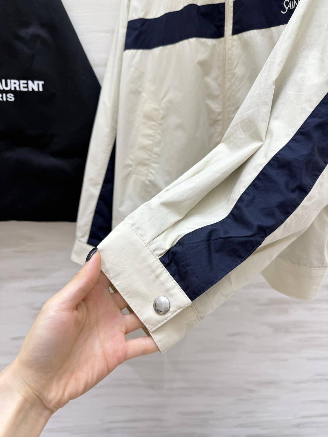 SAINT LAUREN²⁶复古运动夹克外套✨把随性松弛和大牌质感焊在身上经典撞色条纹+刺绣Logo，简