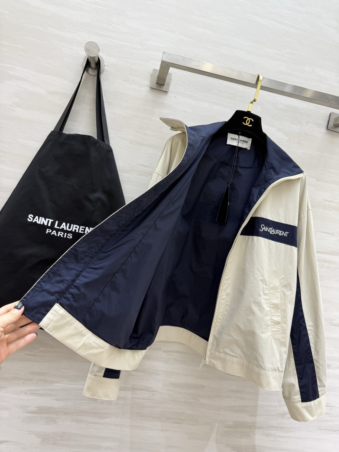 SAINT LAUREN²⁶复古运动夹克外套✨把随性松弛和大牌质感焊在身上经典撞色条纹+刺绣Logo，简