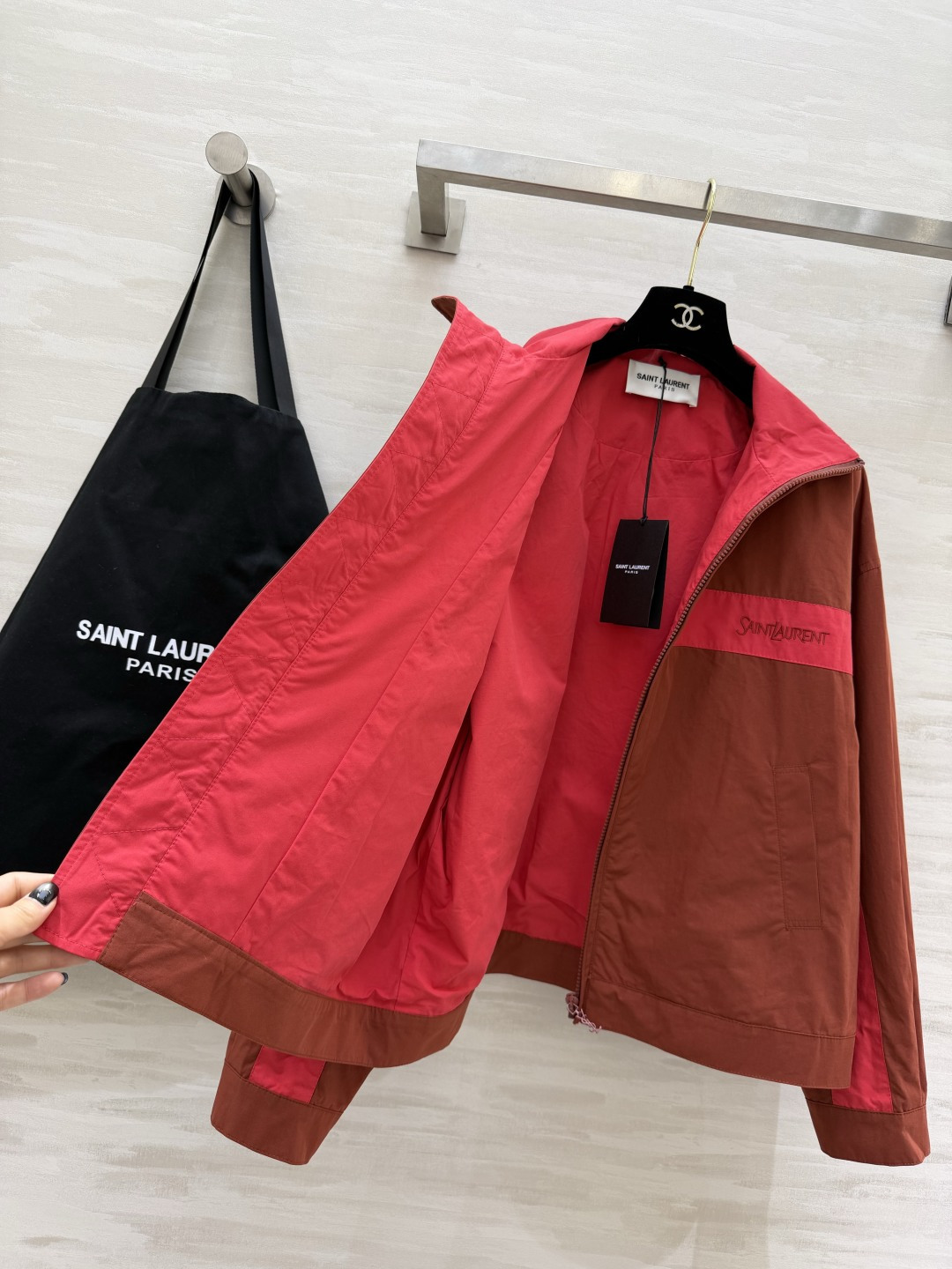 SAINT LAUREN²⁶复古运动夹克外套✨把随性松弛和大牌质感焊在身上经典撞色条纹+刺绣Logo，简
