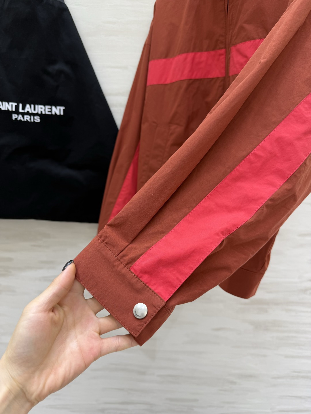 SAINT LAUREN²⁶复古运动夹克外套✨把随性松弛和大牌质感焊在身上经典撞色条纹+刺绣Logo，简