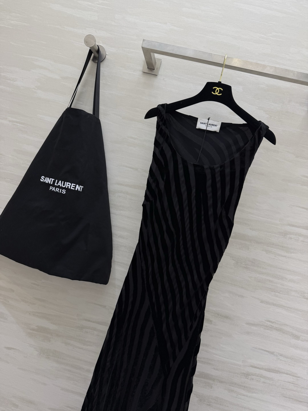 SAINT LAUREN♡²⁶ | 暗黑丝绒斜纹长裙把法式优雅和暗夜性感焊在身上真丝植绒斜纹在光线下若隐