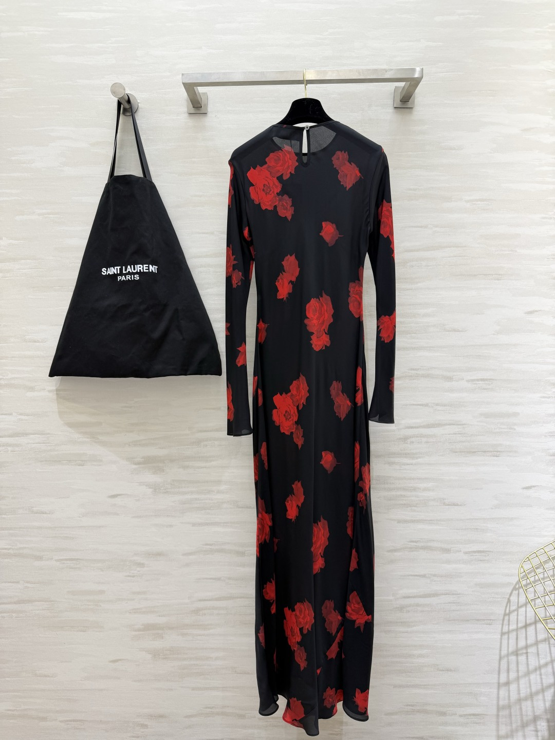 「SAINT LAUREN♡²⁶玫瑰印花长裙」黑底红玫瑰，自带冷艳的致命吸引力垂坠感的真丝面料，勾勒出恰