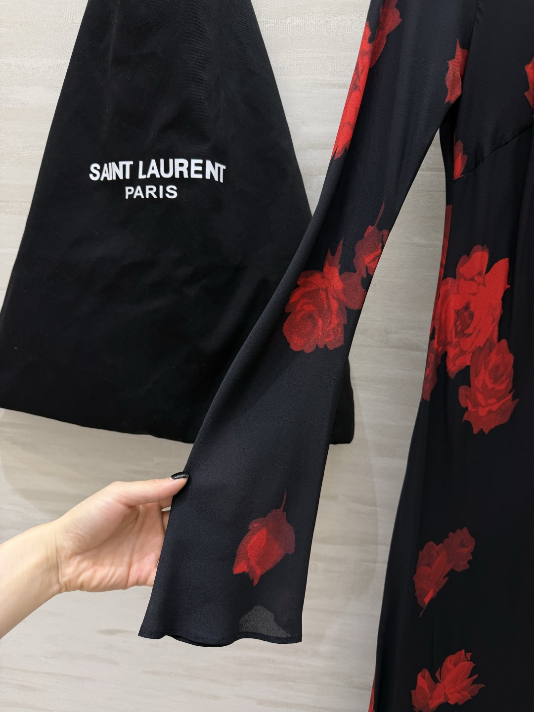 「SAINT LAUREN♡²⁶玫瑰印花长裙」黑底红玫瑰，自带冷艳的致命吸引力垂坠感的真丝面料，勾勒出恰