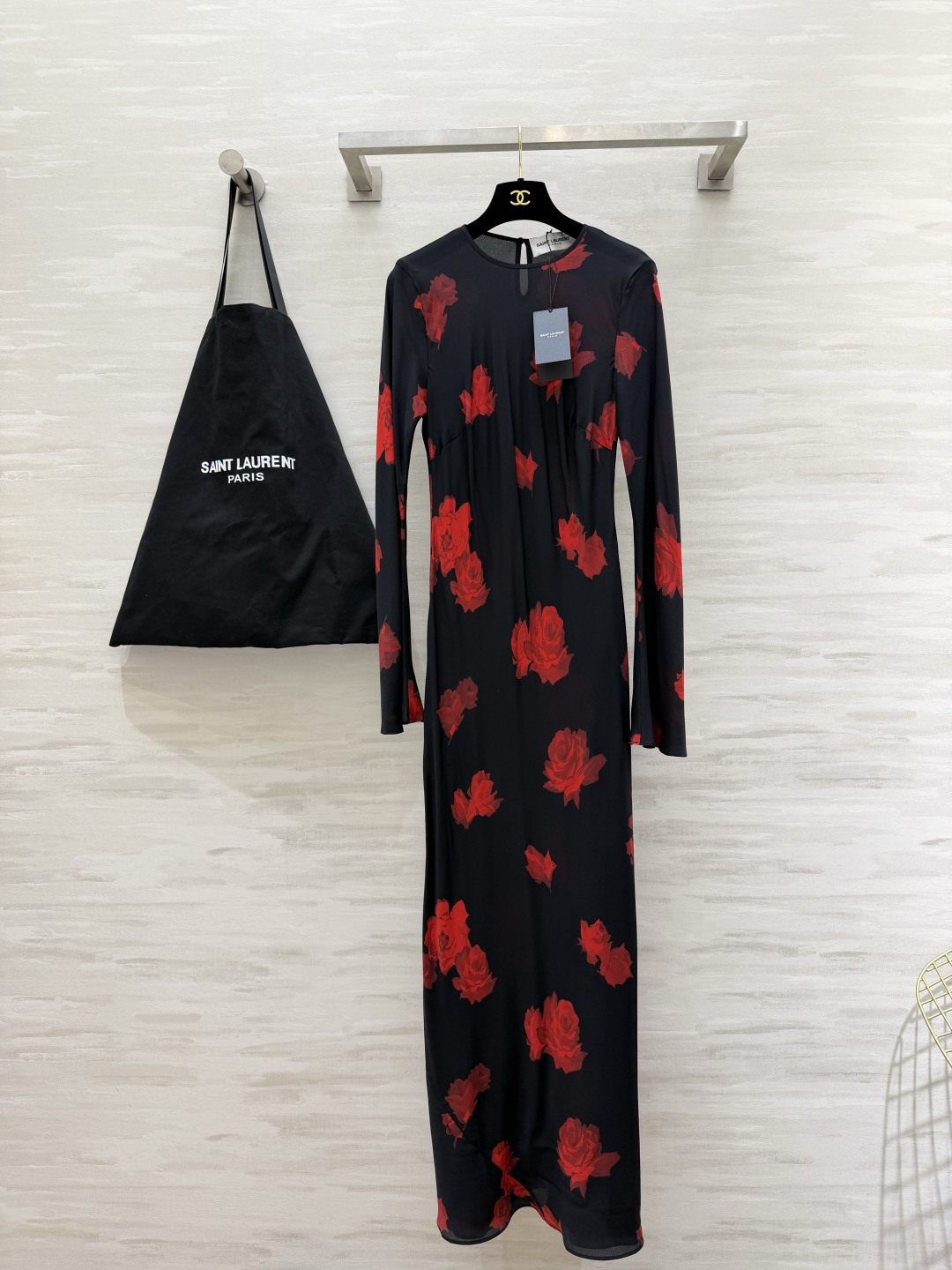 「SAINT LAUREN♡²⁶玫瑰印花长裙」黑底红玫瑰，自带冷艳的致命吸引力垂坠感的真丝面料，勾勒出恰