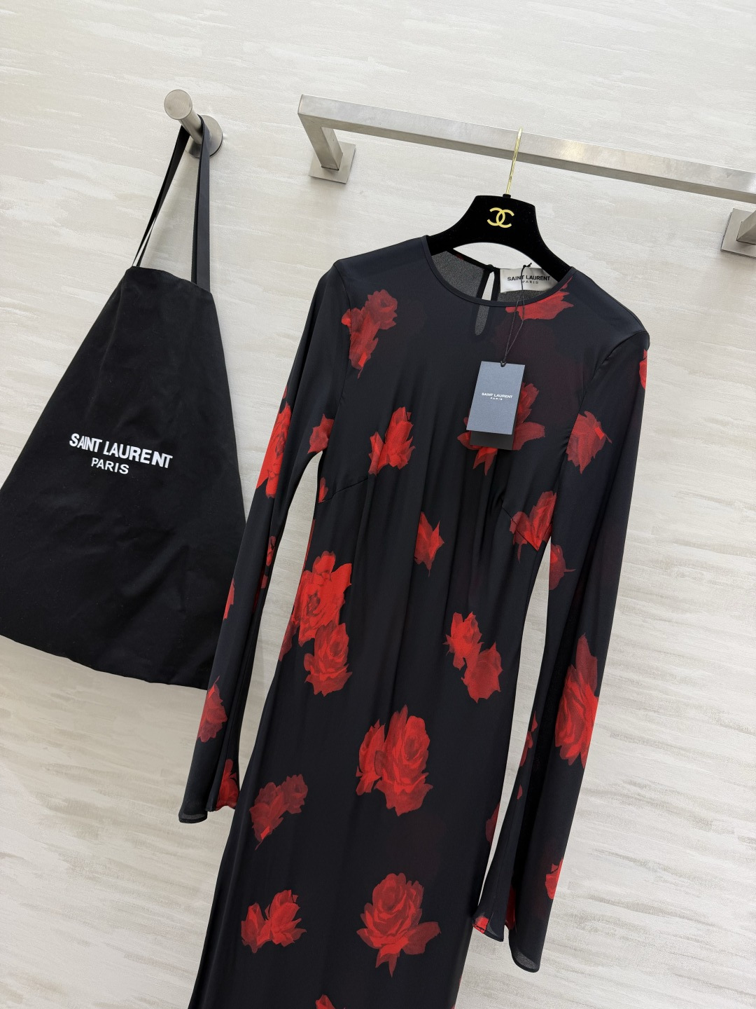 「SAINT LAUREN♡²⁶玫瑰印花长裙」黑底红玫瑰，自带冷艳的致命吸引力垂坠感的真丝面料，勾勒出恰
