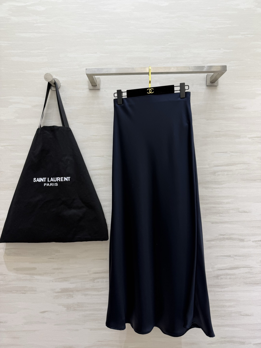 NO:820432,Ralph Lauren Purple Label Series Navy Acetate Skirt｜Ceiling of Low-key Elegant Feeling Acetate fabric with a soft light filter. The drape is amazing and the smooth satin luster. The upper body has a cool and noble air. The navy color shows whiteness. The high-waisted version lengthens the leg line. It can be worn for daily commuting or dating!  Versatile and not picky, you will know the sense of luxury as soon as you wear it. Elegant items that are a must-have for your wardrobe. High-quality customization. Available in stock first size S/M/L/XL (), women's clothing, loro piana, skirts,19860909Ralph Lauren紫标系列藏青醋酸半裙｜低调贵气感天花板 自带柔光滤镜的醋酸面料 垂坠感绝了顺滑的缎面光泽 上身自带清冷贵气 藏青色巨显白 高腰版型拉长腿线 日常通勤或约会都能hold住！百搭不挑人 一穿就懂的高级感 衣橱必备的优雅单品高品质定制 现货首发sizeS/M/L/XL（）,女装,loro piana,skirts,,Women's clothing