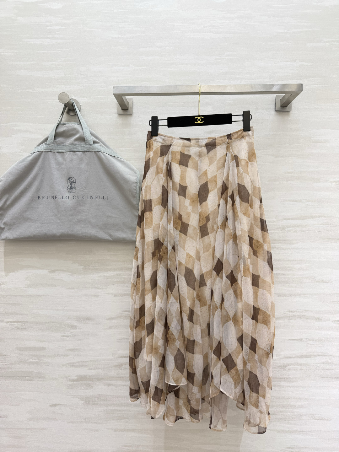 NO:820437,Brunello Cucinell skirt with an old-money vibe. Wear caramel brown on your body. The rhombus print with its own soft light filter is like overturning the color palette. The light poplin gauze fabric makes you walk with wind, elegant and gentle!  Irregular large skirts with suits, sweaters or shirts bring a sense of relaxation and luxury. High-quality customization is a must for gentle sisters. Available in stock first size S/M/L/XL (), women's clothing, brunello cucinelli, skirts, business suit,19860909Brunello Cucinell老钱氛围感半裙 把焦糖棕穿在身上 自带柔光滤镜的菱格印花 像打翻了调色盘轻盈府绸纱质面料 走路带风 飘逸又温柔！不规则大裙摆搭配西装、针织衫或衬衣都自带松弛高级感 温柔姐姐必备高品质定制 现货首发sizeS/M/L/XL（）,女装,brunello cucinelli,skirts,business suit,,Women's clothing
