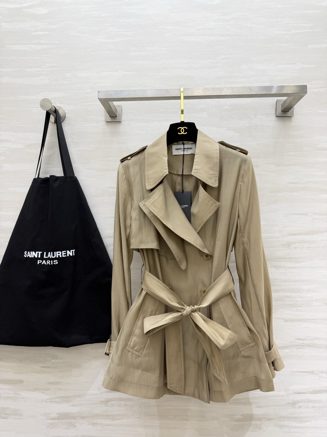 NO:820705,SAINT LAUREN light and airy Tencel short windbreaker. Thin Tencel fabric. The upper body comes with a soft light filter. Classic double-breasted buttons + waist laces to transform your figure into a 37-point figure in seconds. Khaki/Cherry Blossom Pink/Haze Blue. Gentle to the core. For commuting, dating, and travel in spring and summer, one piece is directly welded to the body. High-quality customization.  Available in stock first size S/M/L/XL (S size shoulder width; 36, bust 96, length 71), saint laurent-clothing, saint laurent, saint laurent,19860909SAINT LAUREN轻透天丝短款风衣 轻薄天丝面料 上身自带柔光滤镜 经典双排扣+收腰系带 秒变三七分身材 卡其/樱花粉/雾霾蓝三色 温柔到骨子里 春夏的通勤、约会、出游,一件直接焊在身上 高品质定制 现货首发sizeS/M/L/XL（s码肩宽；36,胸围96,衣长71）,圣罗兰-服装,saint laurent,saint laurent,,Women's clothing