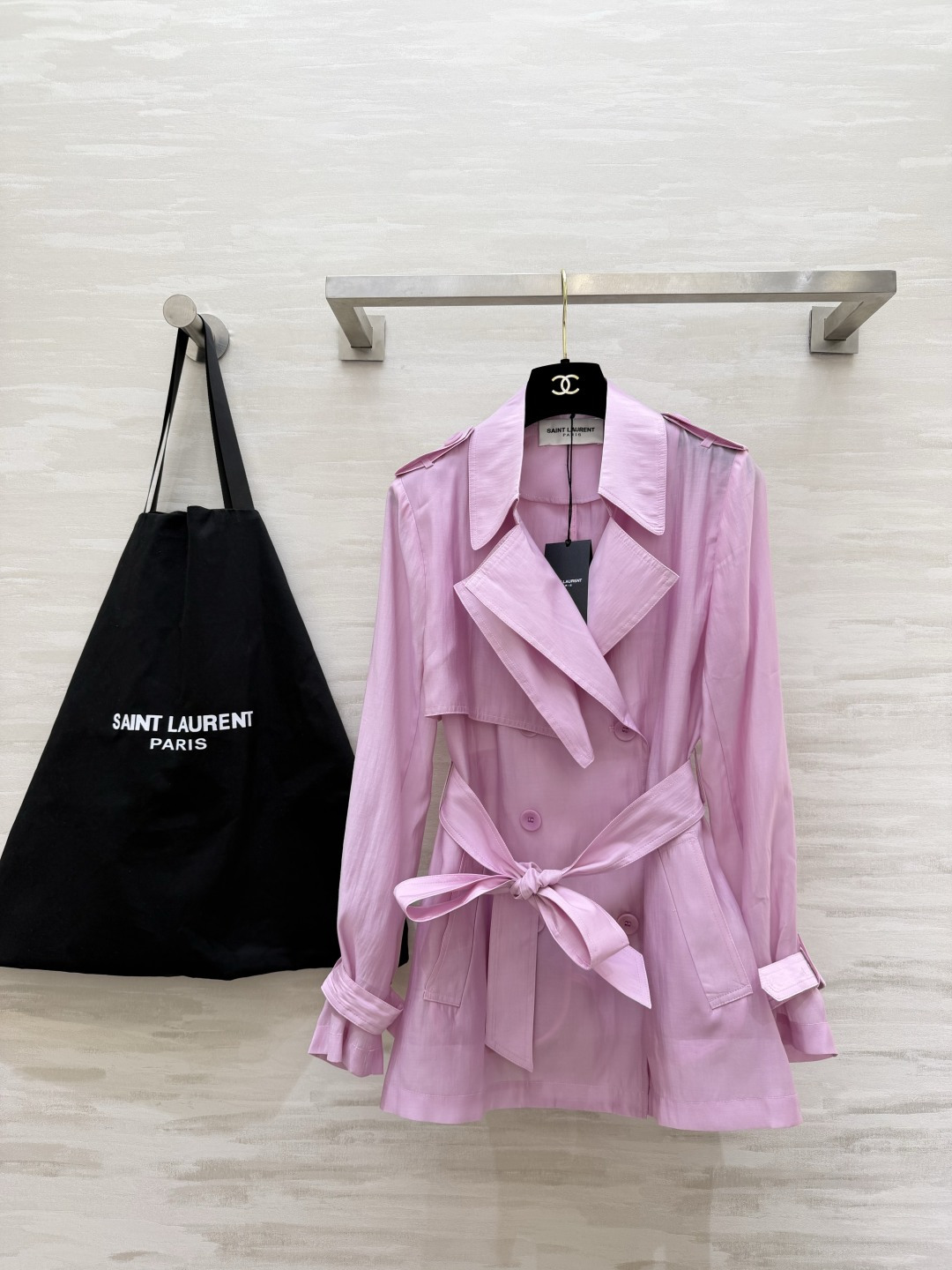 NO:820712,SAINT LAUREN light and airy Tencel short windbreaker. Thin Tencel fabric. The upper body comes with a soft light filter. Classic double-breasted buttons + waist laces to transform your figure into a 37-point figure in seconds. Khaki/Cherry Blossom Pink/Haze Blue. Gentle to the core. For commuting, dating, and travel in spring and summer, one piece is directly welded to the body. High-quality customization.  Available in stock first size S/M/L/XL (S size shoulder width; 36, bust 96, length 71), saint laurent-clothing, saint laurent, saint laurent,19860909SAINT LAUREN轻透天丝短款风衣 轻薄天丝面料 上身自带柔光滤镜 经典双排扣+收腰系带 秒变三七分身材 卡其/樱花粉/雾霾蓝三色 温柔到骨子里 春夏的通勤、约会、出游,一件直接焊在身上 高品质定制 现货首发sizeS/M/L/XL（s码肩宽；36,胸围96,衣长71）,圣罗兰-服装,saint laurent,saint laurent,,Women's clothing