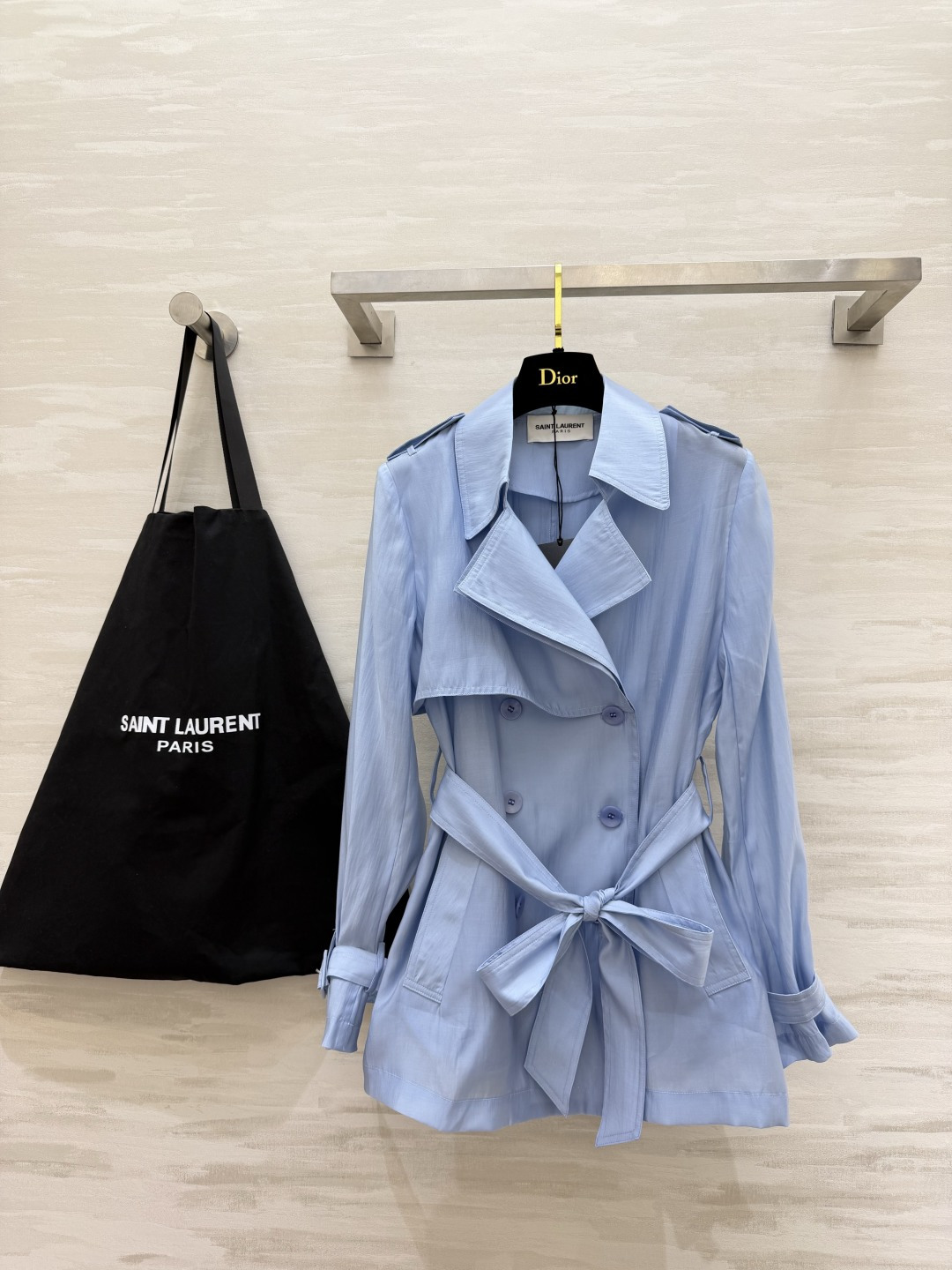 NO:820718,SAINT LAUREN light and airy Tencel short windbreaker. Thin Tencel fabric. The upper body comes with a soft light filter. Classic double-breasted buttons + waist laces to transform your figure into a 37-point figure in seconds. Khaki/Cherry Blossom Pink/Haze Blue. Gentle to the core. For commuting, dating, and travel in spring and summer, one piece is directly welded to the body. High-quality customization.  Available in stock first size S/M/L/XL (S size shoulder width; 36, bust 96, length 71), saint laurent-clothing, saint laurent, saint laurent,19860909SAINT LAUREN轻透天丝短款风衣 轻薄天丝面料 上身自带柔光滤镜 经典双排扣+收腰系带 秒变三七分身材 卡其/樱花粉/雾霾蓝三色 温柔到骨子里 春夏的通勤、约会、出游,一件直接焊在身上 高品质定制 现货首发sizeS/M/L/XL（s码肩宽；36,胸围96,衣长71）,圣罗兰-服装,saint laurent,saint laurent,,Women's clothing