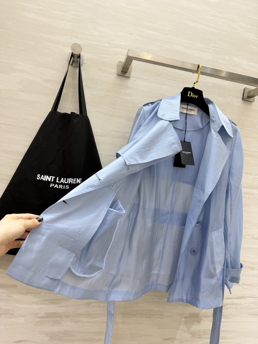 SAINT LAUREN♡²⁶轻透天丝短款风衣 轻薄天丝面料 上身自带柔光滤镜  经典双排扣+收腰系带 