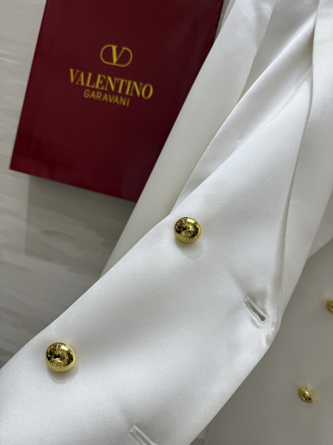 #Valentin♡春夏新款 醋酸西装外套 时髦又有高级感 立体版型剪裁恰到好处 任何身材都可以轻松驾驭