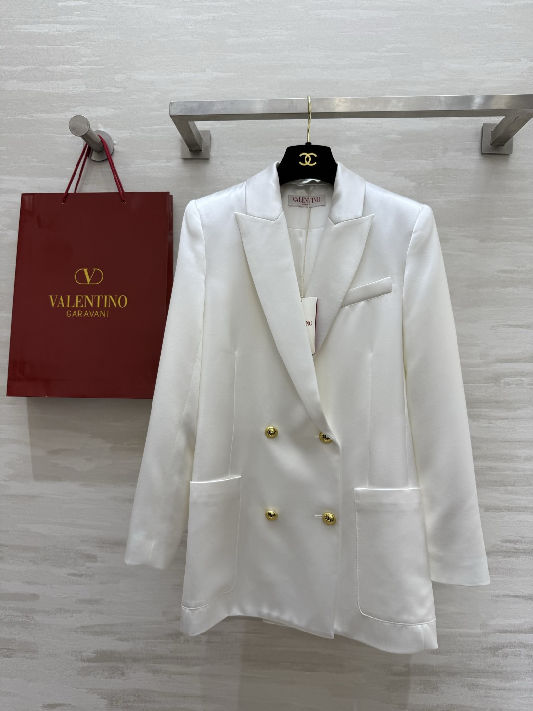 NO:820740,#Valentin spring and summer new acetate suit jacket, fashionable and high-end, three-dimensional tailoring is just right, any figure can be easily controlled, high-quality customization, available in stock first sizeS/M/L/XL (S size shoulder width 36, chest 88, length 78), Valentino-clothing, valentino, valentino, jackets & coats, business suit,19860909#Valentin春夏新款 醋酸西装外套 时髦又有高级感 立体版型剪裁恰到好处 任何身材都可以轻松驾驭 高品质定制 现货首发sizeS/M/L/XL（S码肩宽36,胸围88,衣长78）,华伦天奴-服装,valentino,valentino,jackets & coats,business suit,,Women's clothing