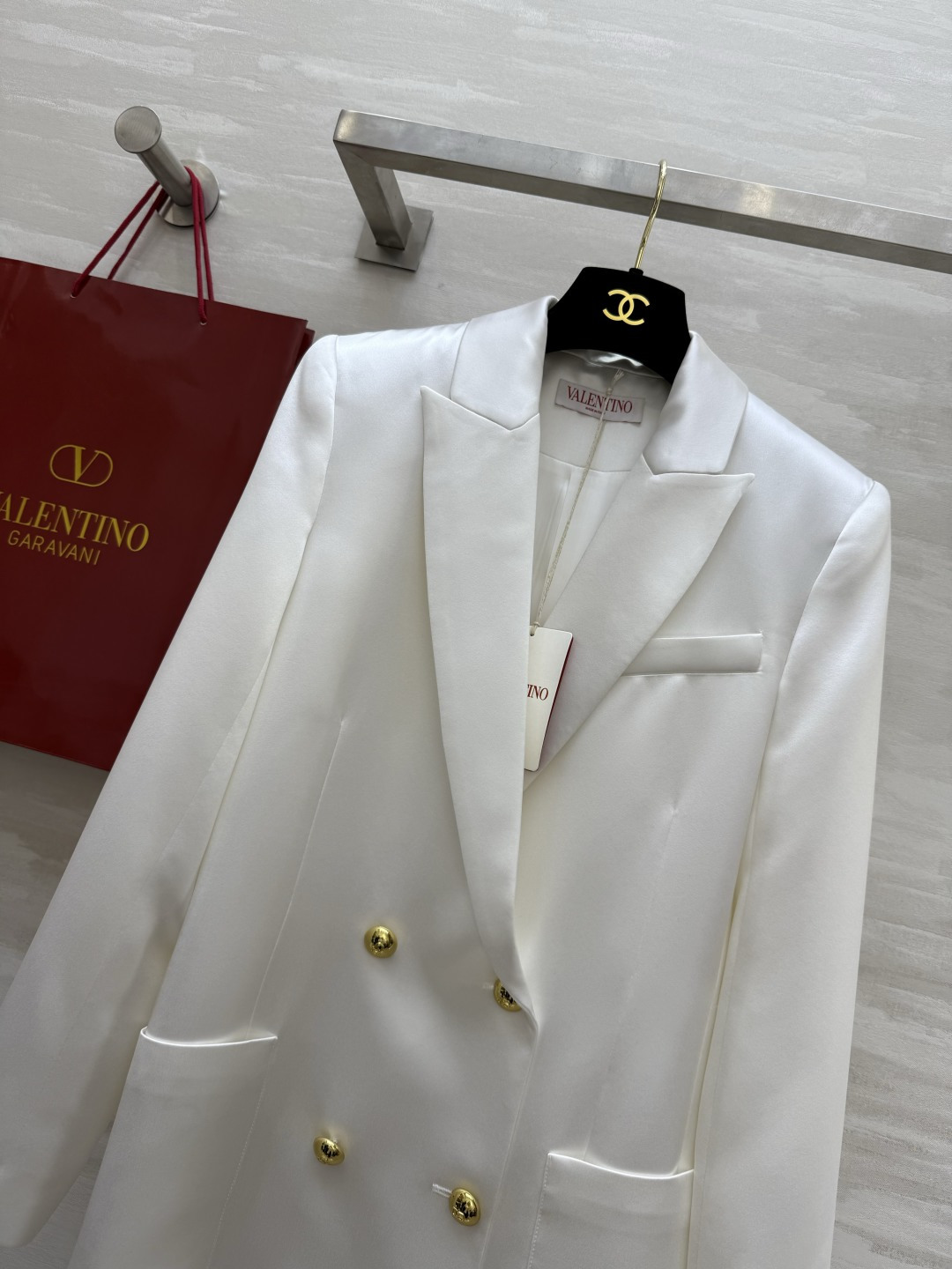 #Valentin♡春夏新款 醋酸西装外套 时髦又有高级感 立体版型剪裁恰到好处 任何身材都可以轻松驾驭