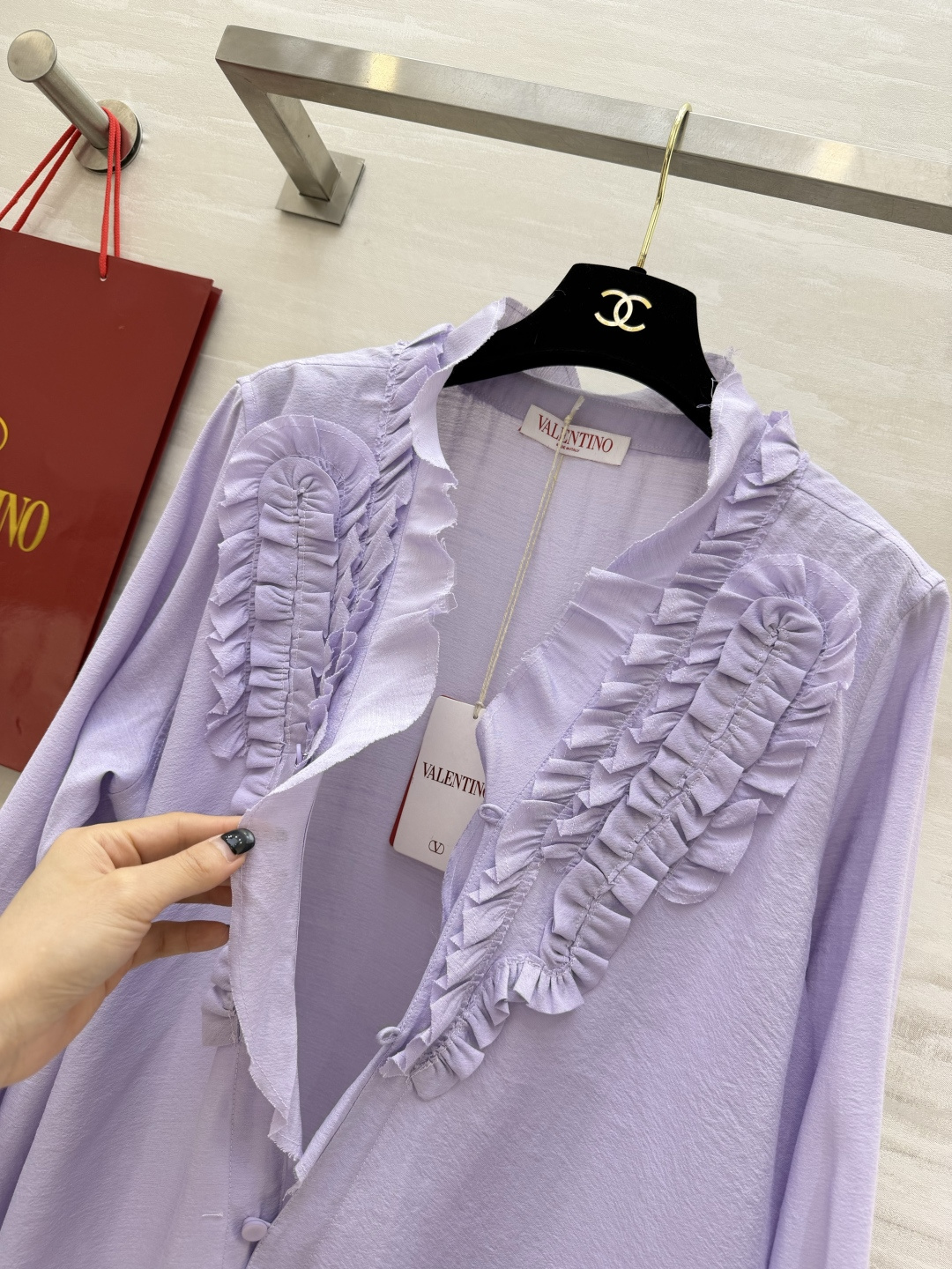 VALENTIN♡²⁶木耳边天丝衬衫 温柔到骨子里的精致感💐V领重工木耳边 自带法式柔焦滤镜 垂坠天丝面