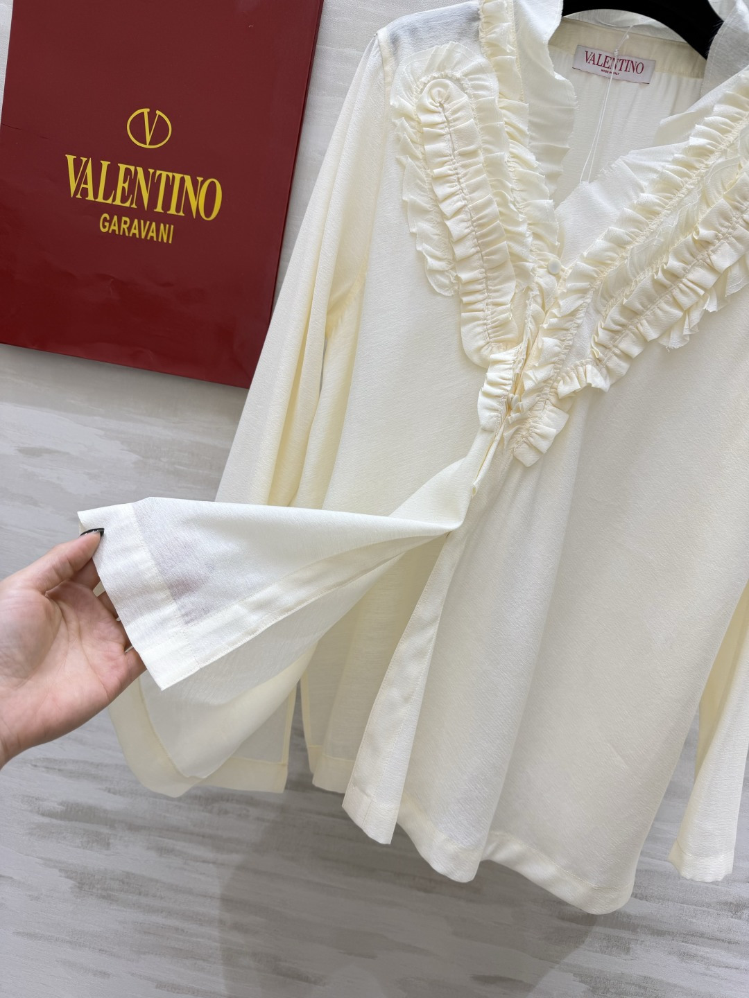 VALENTIN♡²⁶木耳边天丝衬衫 温柔到骨子里的精致感💐V领重工木耳边 自带法式柔焦滤镜 垂坠天丝面