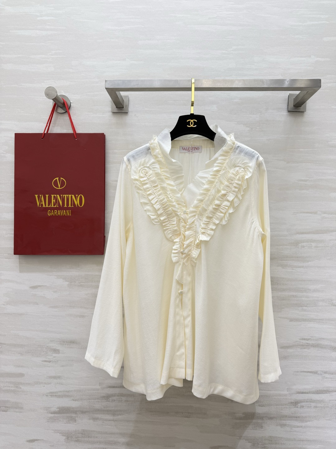 NO:820737,VALENTIN fungus-trimmed Tencel shirt. Gentle to the core and exquisite. V-neck with heavy-duty wooden ear-trimming. Comes with a French soft focus filter. Draped Tencel fabric. Soft against the skin. Slimming and high-end. Milky white/taro purple colors. Both are gentle ceilings for spring and summer. Super elegant and high-quality customization for commuting, dating, and daily wear.  Available in stock first size S/M/L/XL (S size shoulder width 38, bust 114, length 72), Valentino-clothing, valentino, valentino, shirts,19860909VALENTIN木耳边天丝衬衫 温柔到骨子里的精致感V领重工木耳边 自带法式柔焦滤镜 垂坠天丝面料 软乎乎的贴肤感 显瘦又高级 奶白/香芋紫两色 都是春夏的温柔天花板 通勤、约会、日常穿都超有气质高品质定制 现货首发sizeS/M/L/XL（s码肩宽38,胸围114,衣长72）,华伦天奴-服装,valentino,valentino,shirts,,Women's clothing