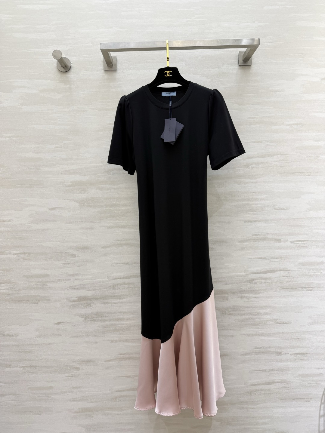 NO:820696,Prad contrasting color splicing fishtail short-sleeved dress. The correct way to open it with a high-end feel. Classic black T spliced ​​with soft pink satin fishtail. Switch between sweet and cool with one click!  The side waist straps can tuck in the waist, hide the body and make you slim while creating a sense of relaxation. The draped satin skirt brings wind when walking. It is very elegant for daily commuting/dates!  High-quality customization, available in stock first size S/M/L/XL (M size shoulder 33, bust 92, skirt length 123), Prada-clothing, prada, prada, skirts, T-shirt,19860909Prad撞色拼接鱼尾短袖连衣裙 高级感正确打开方式经典黑T拼接柔粉缎面鱼尾 甜酷与温柔一键切换！侧腰绑带可收腰 藏肉显瘦的同时自带松弛感 垂坠缎面裙摆走路带风 日常通勤/约会穿都超有气质！高品质定制 现货首发sizeS/M/L/XL（M码肩33,胸围92,裙长123）,普拉达-服装,prada,prada,skirts,T-shirt,,Women's clothing